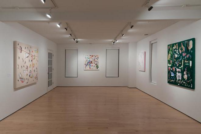 空荡荡的画廊空间，墙上挂着各种各样的绘画和艺术品